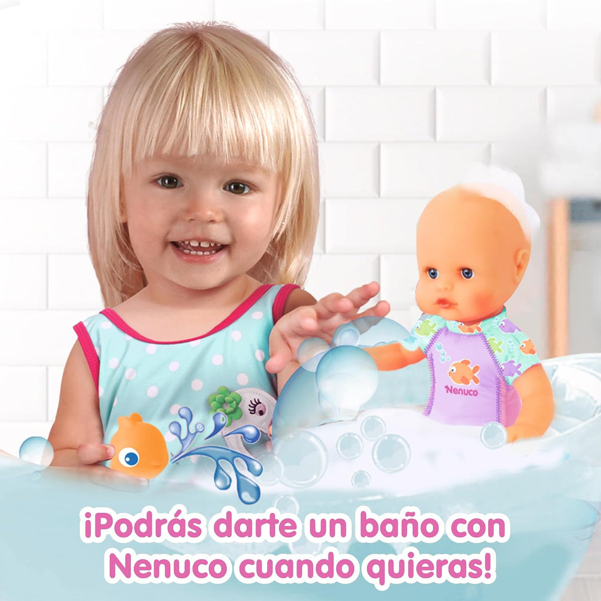 Nenuco Mi Primer baño, una muñeca Suave con Cuerpo Impermeable, se Puede Llevar en la bañera, la Piscina y el mar. Incluye Traje de baño y un pez pequeño Que se coloca en el Agua