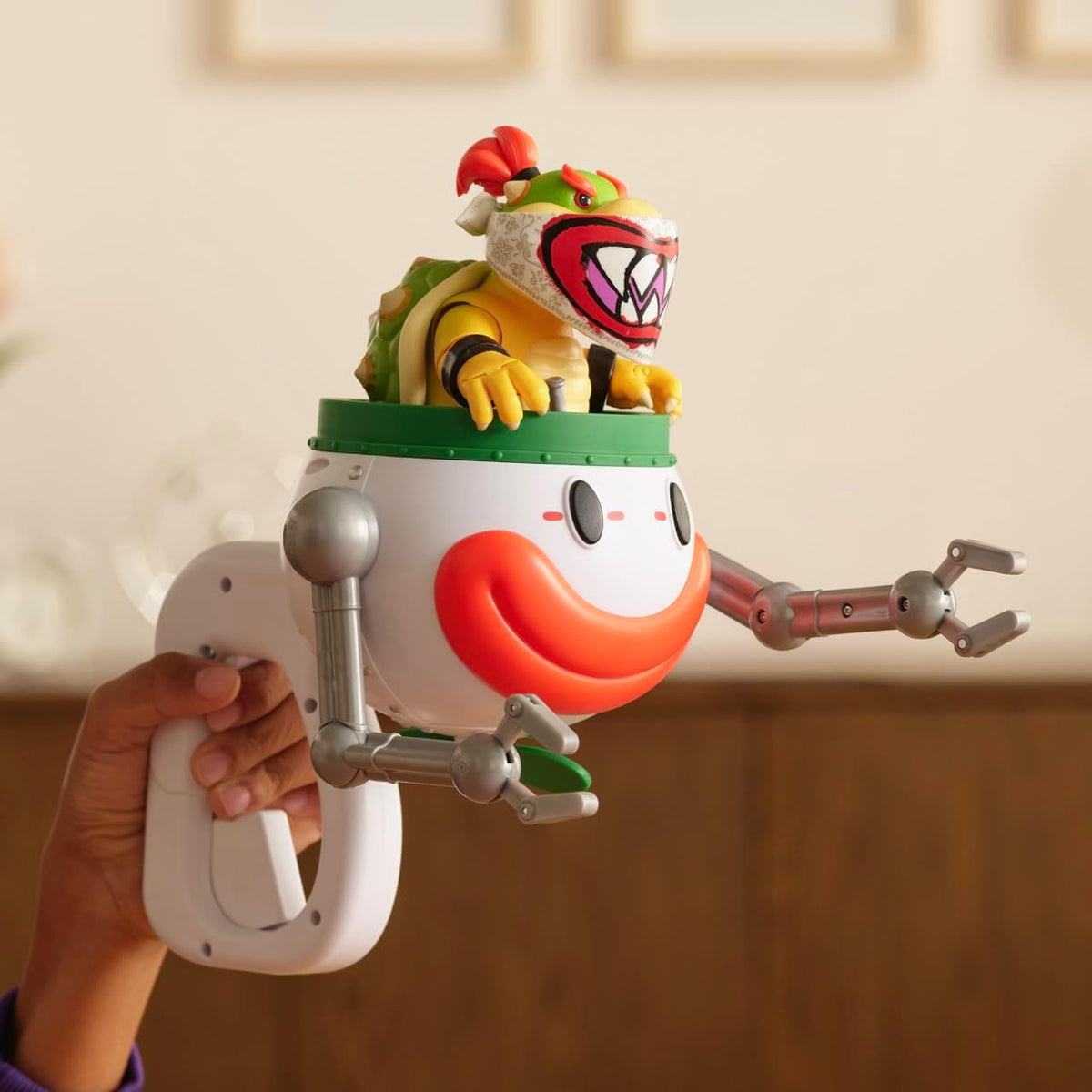 Jakks Pacific Super Mario Galaxy Movie Figura Bowser Jr. 5 Pulgadas con Clown Car, Máscara Exclusiva, Brazos de Golpe Activados por Botón, Stickers Revelables con Agua y Accesorios, +3 Años