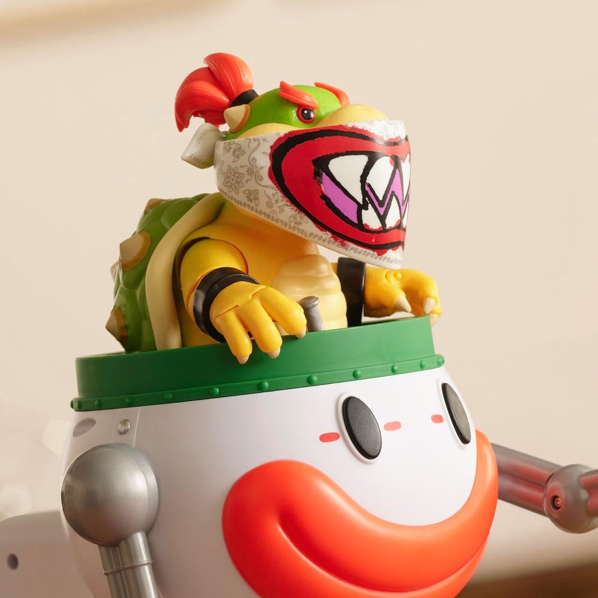 Jakks Pacific Super Mario Galaxy Movie Figura Bowser Jr. 5 Pulgadas con Clown Car, Máscara Exclusiva, Brazos de Golpe Activados por Botón, Stickers Revelables con Agua y Accesorios, +3 Años
