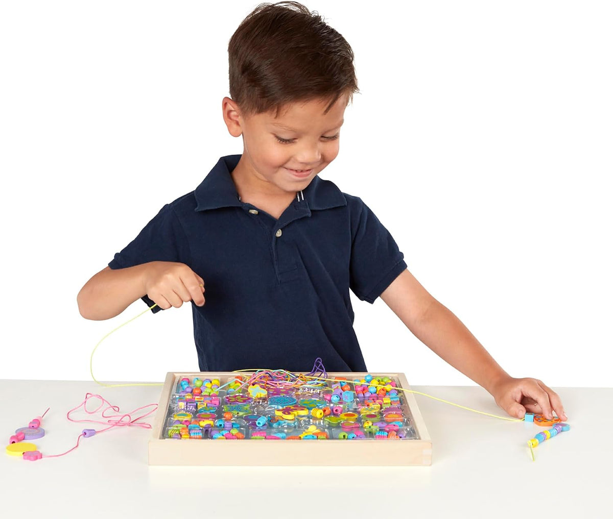 Melissa & Doug Juego Deluxe de Bouquet de Cuentas, Juguete de Madera, Artes y Manualidades, Práctica Bandeja de Madera, 220 Cuentas y 8 Cordones