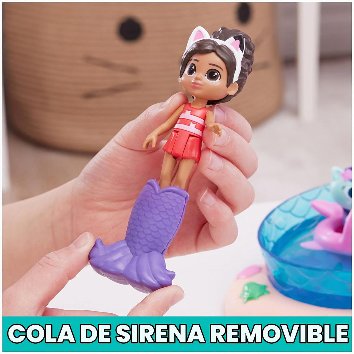 Gabby´s Dollhouse, Alberca Gatástica con Las Figuras de Gabby y Gatirena, Colas de Sirena Que cambian de Color y Accesorios de Piscina