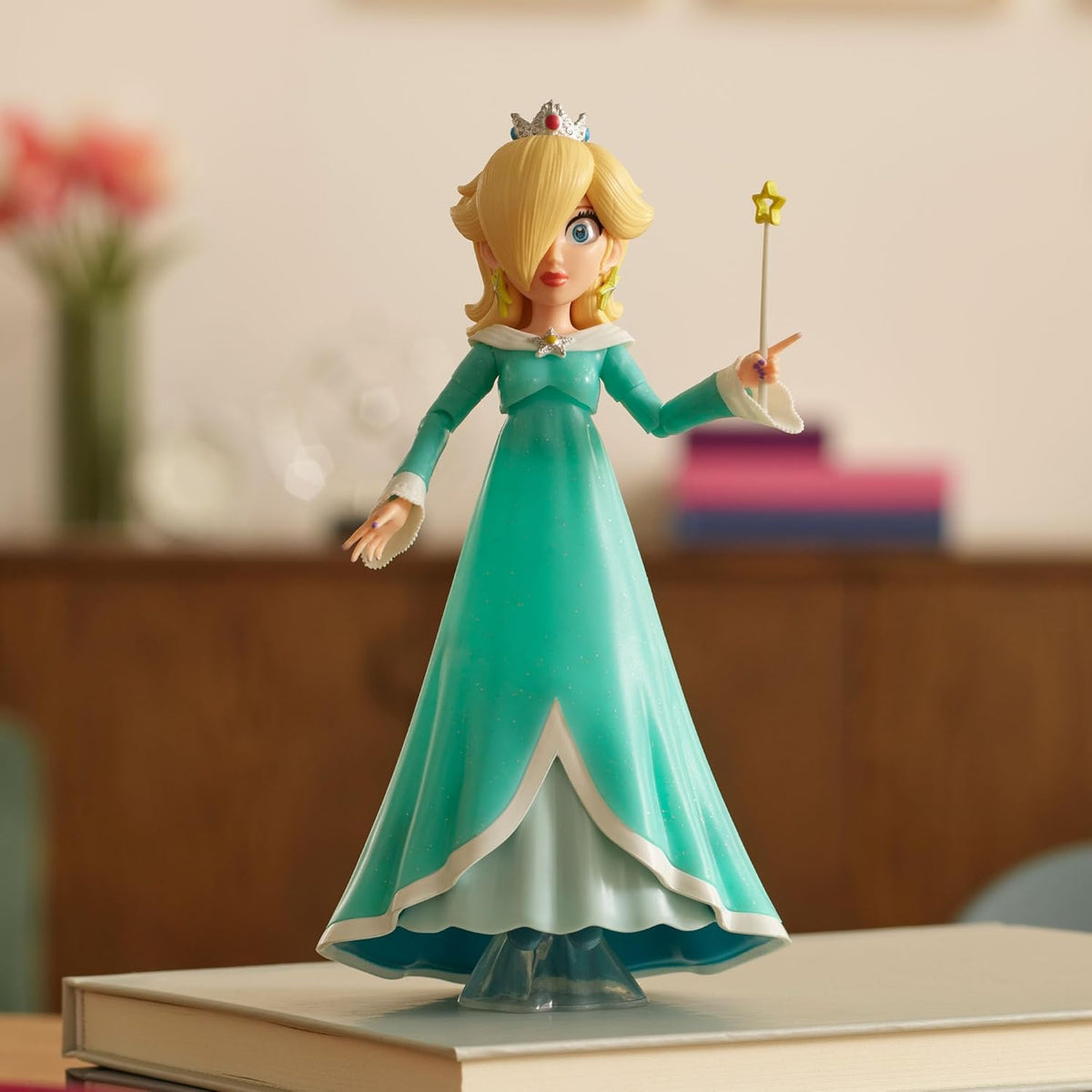 Jakks Pacific Super Mario Galaxy Movie Figura Rosalina 5 Pulgadas con Varita y Base Transparente, 10 Puntos de Articulación, Ojos Acrílicos, Coleccionable, +3 Años
