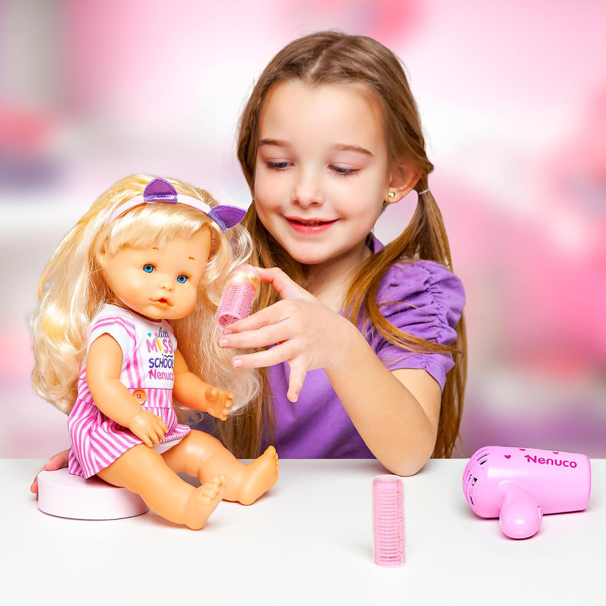 Nenuco - Peinaditos para el Cole, muñeco bebé Cuerpo Duro de 35 cm, de Pelo Rubio y Largo, para hacerle Peinados Diferentes, Muchos Accesorios como trenzador, Desde 2 años, Famosa