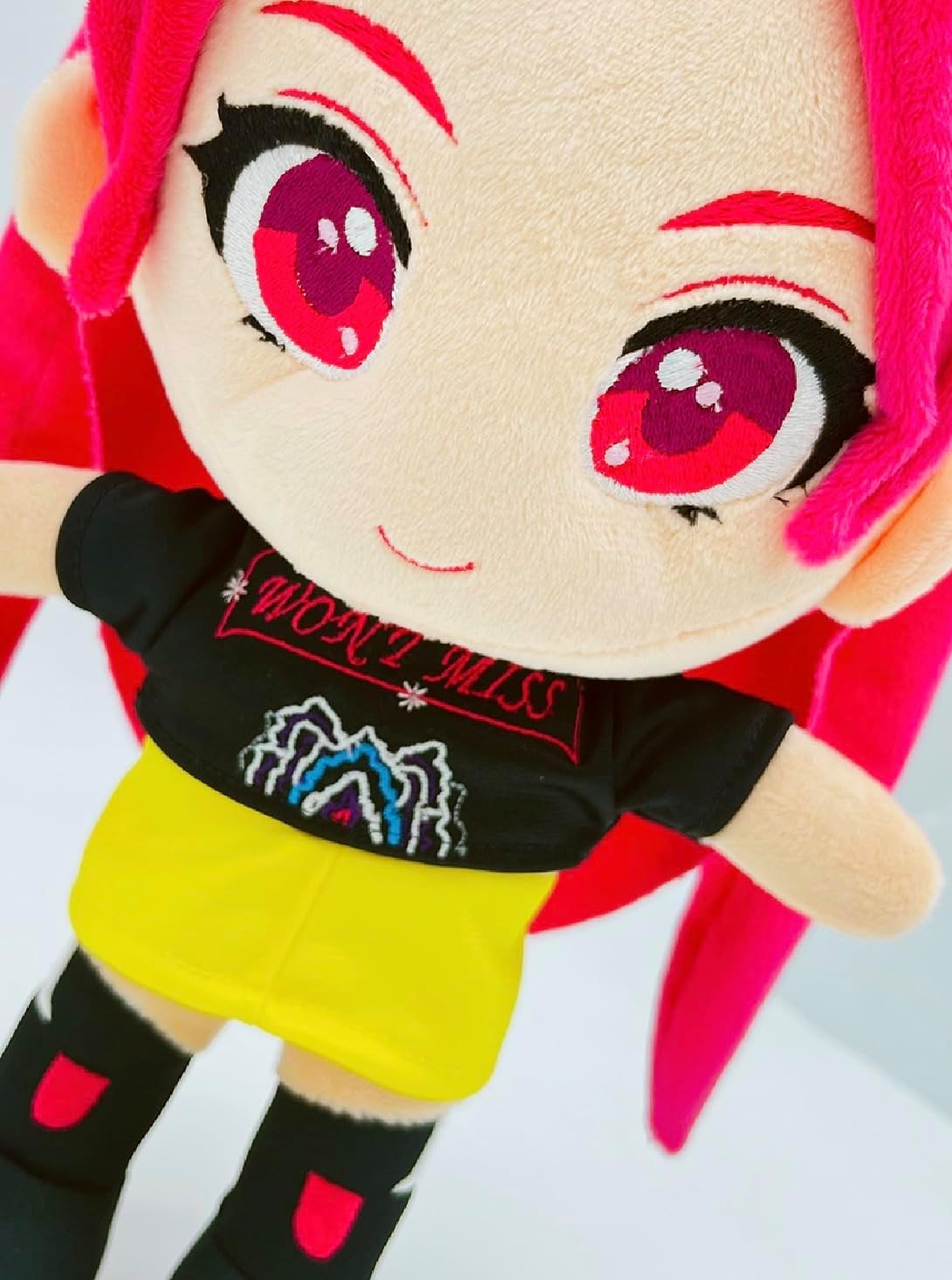 Genérico ULT Peluche Premium Anime con Cabello Rosa Guerrera k Pop Muñeca Suave Coleccionable Unisex Tema Programa de TV Mira