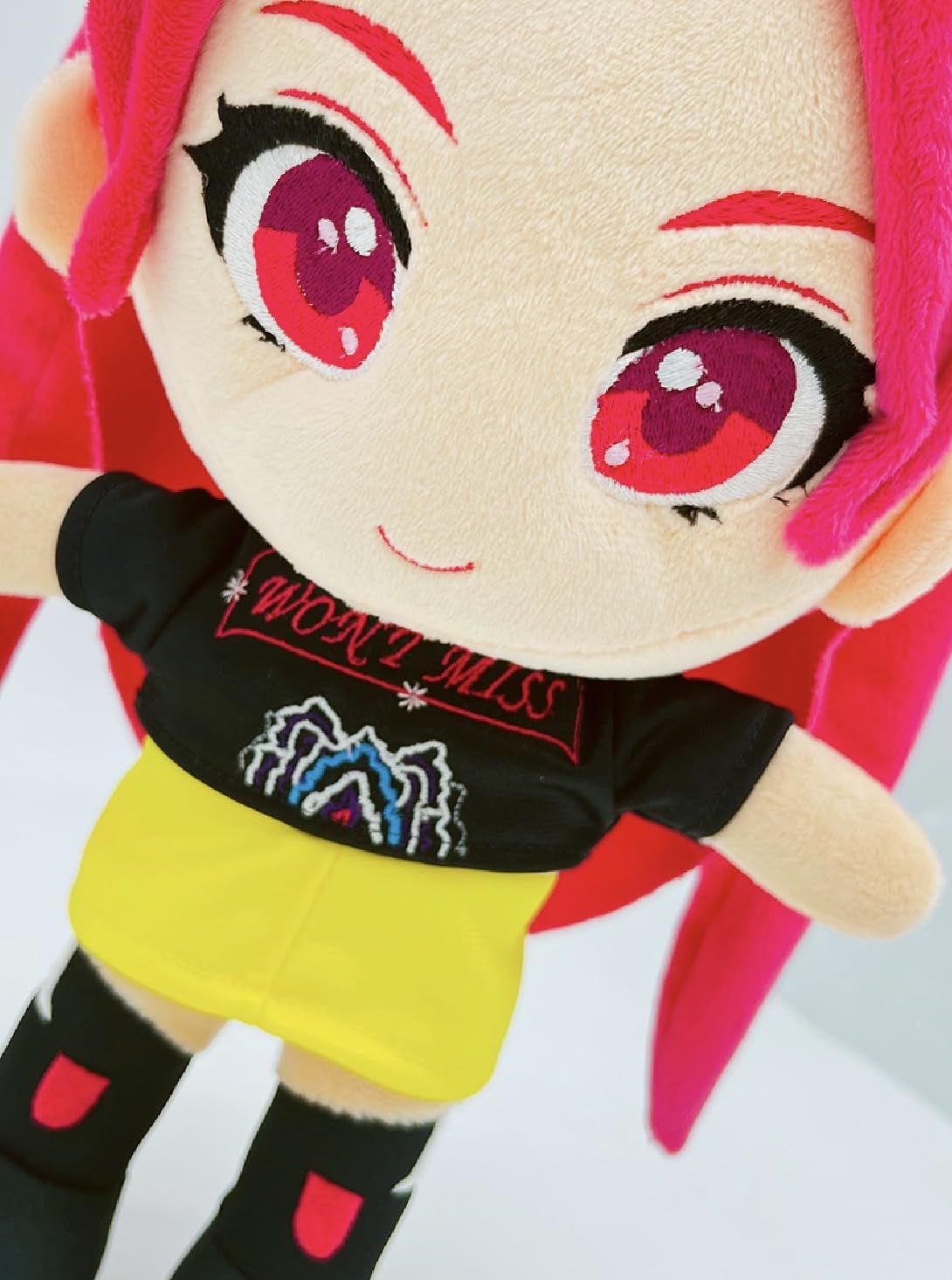 Genérico ULT Peluche Premium Anime con Cabello Rosa Guerrera k Pop Muñeca Suave Coleccionable Unisex Tema Programa de TV Mira