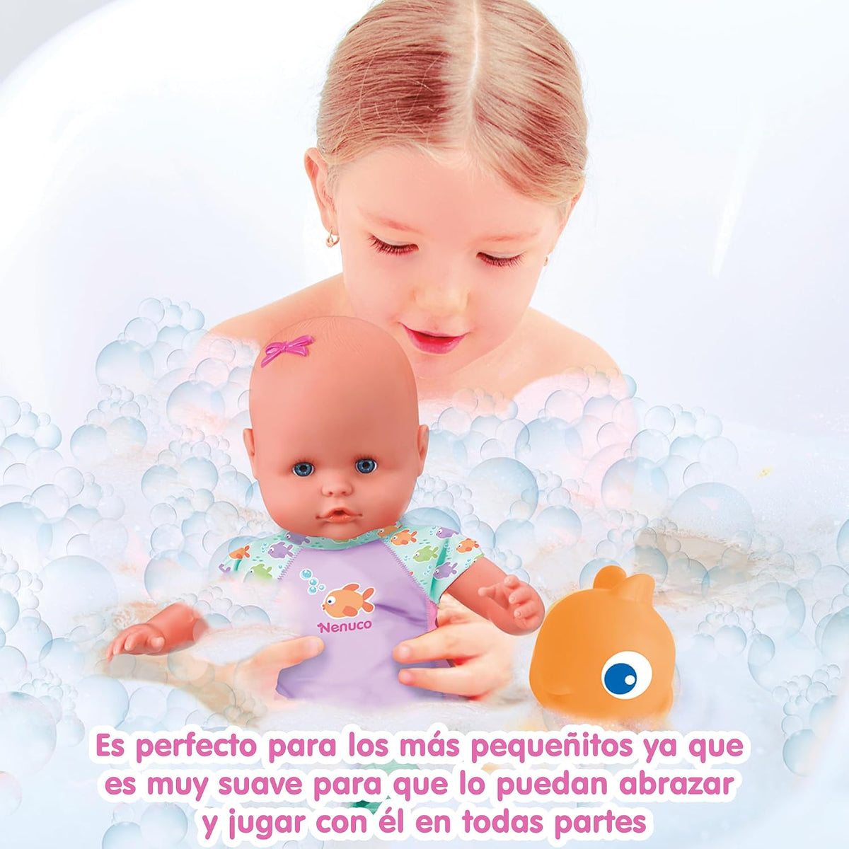 Nenuco Mi Primer baño, una muñeca Suave con Cuerpo Impermeable, se Puede Llevar en la bañera, la Piscina y el mar. Incluye Traje de baño y un pez pequeño Que se coloca en el Agua