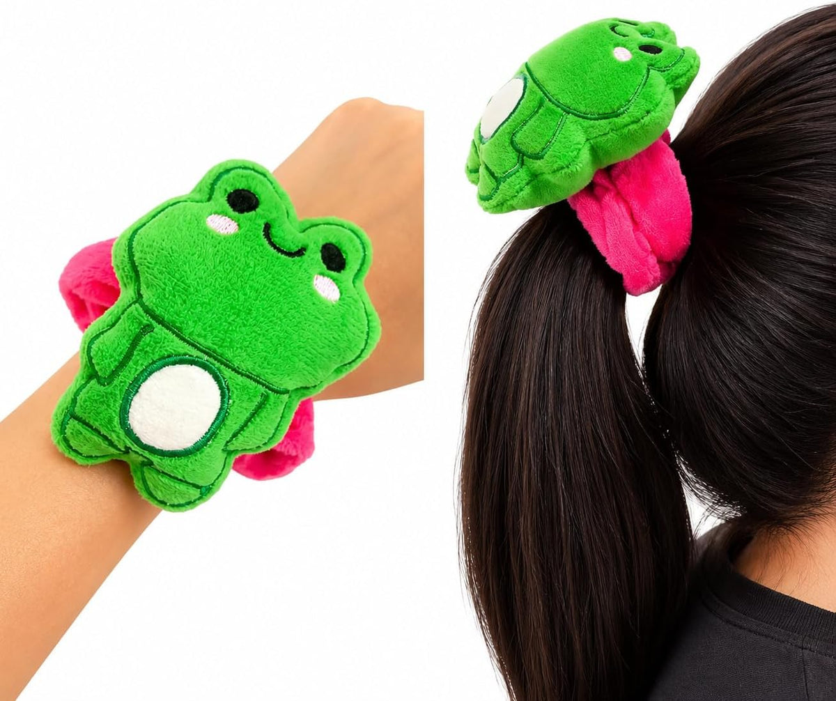 Ult Premium Peluche Lara con Rana Rhenne Scrunchie de Lara Lara Muñeca Acompañante de Aventuras Materiales Suaves Campos Verdes Incluye Bordado y Caja