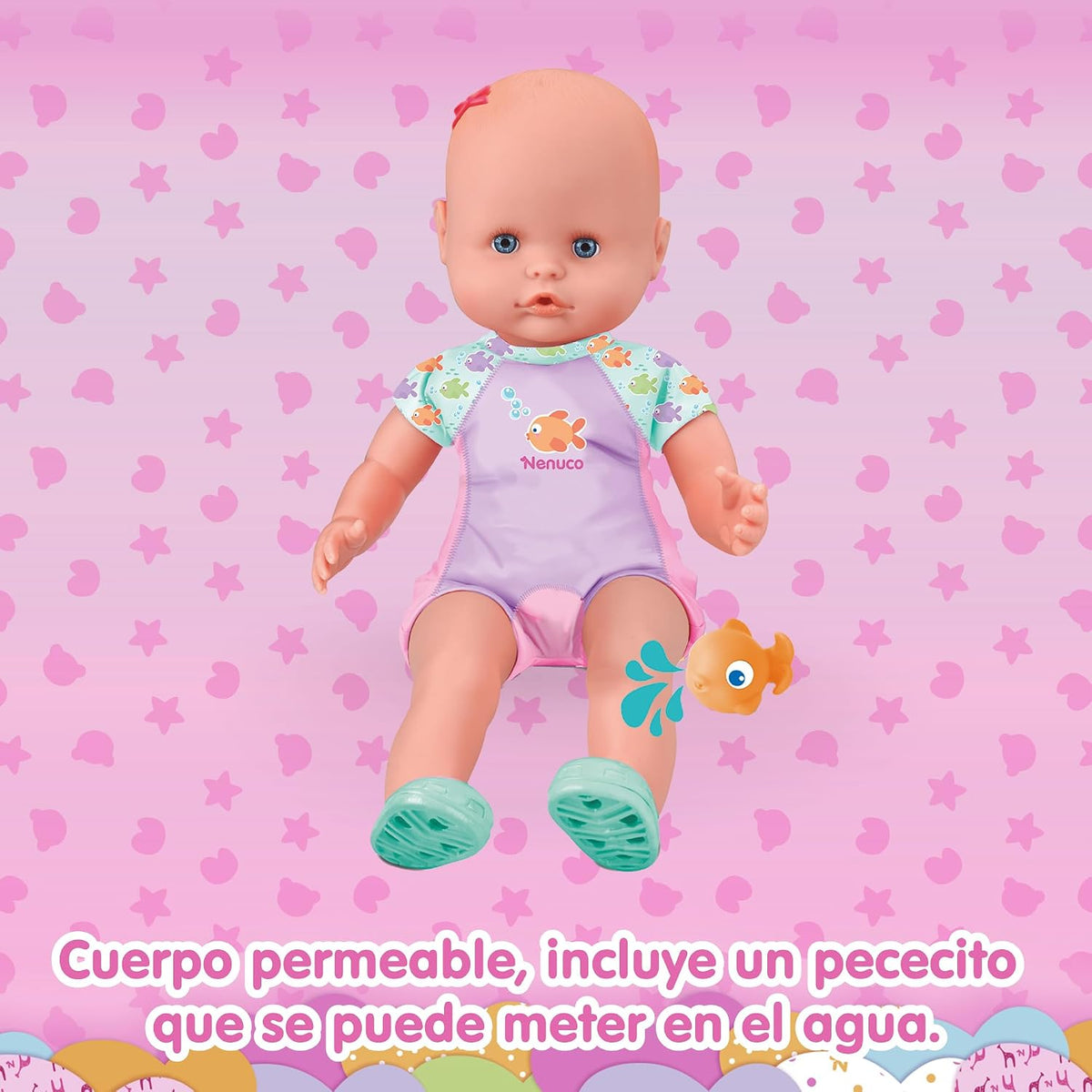Nenuco Mi Primer baño, una muñeca Suave con Cuerpo Impermeable, se Puede Llevar en la bañera, la Piscina y el mar. Incluye Traje de baño y un pez pequeño Que se coloca en el Agua