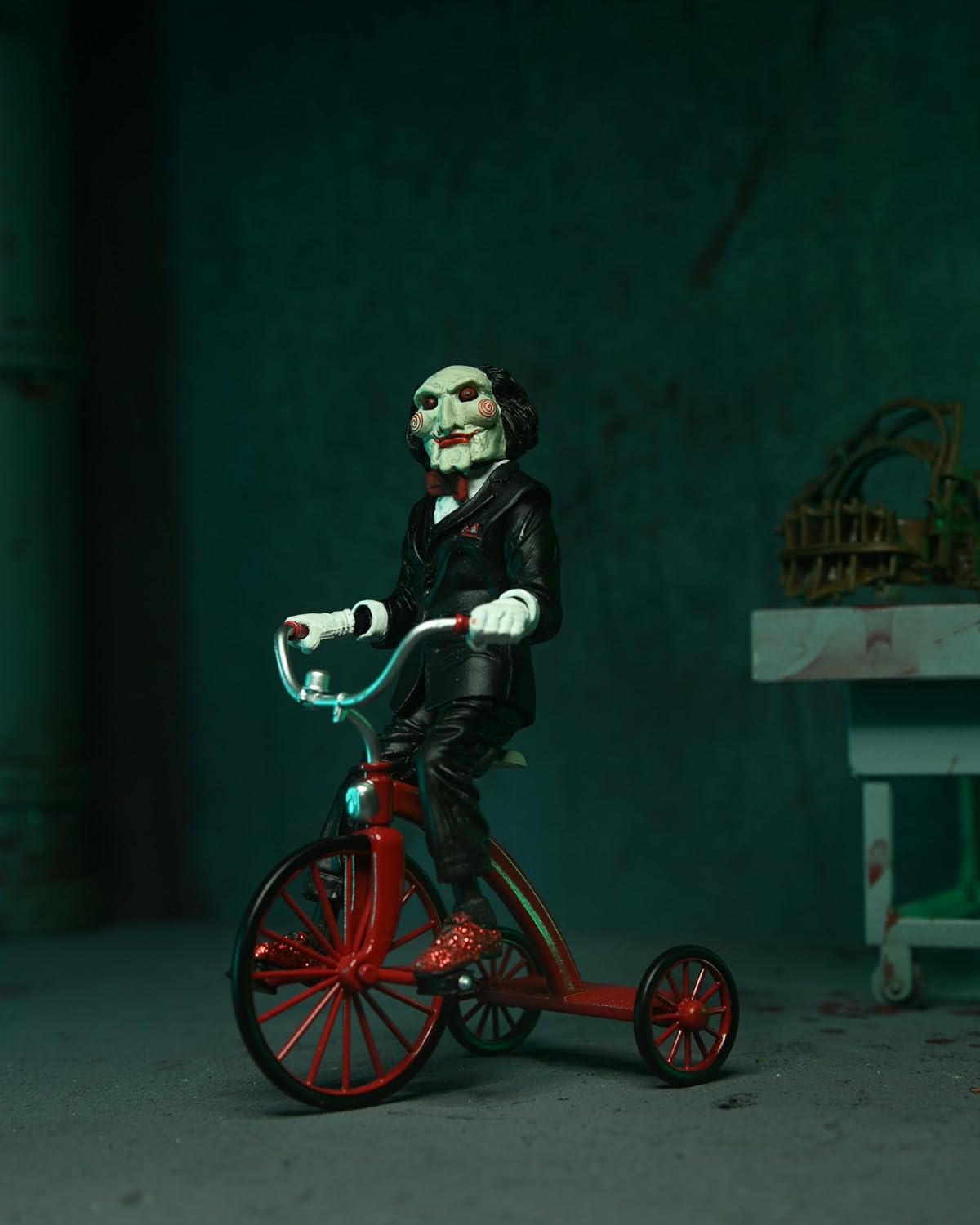 NECA Saw Ultimate Jigsaw Killer con Bata Negra 7 Pulgadas Figura de acción