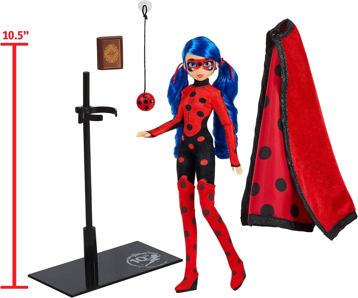 BANDAI - Muñeca Miraculous Ladybug 10 cumpleaños - Edición Limitada con Accesorios - Licencia Oficial Miraculous - Muñeca articulada de 26 cm - Juguete para niños a Partir de 4 años - P50199