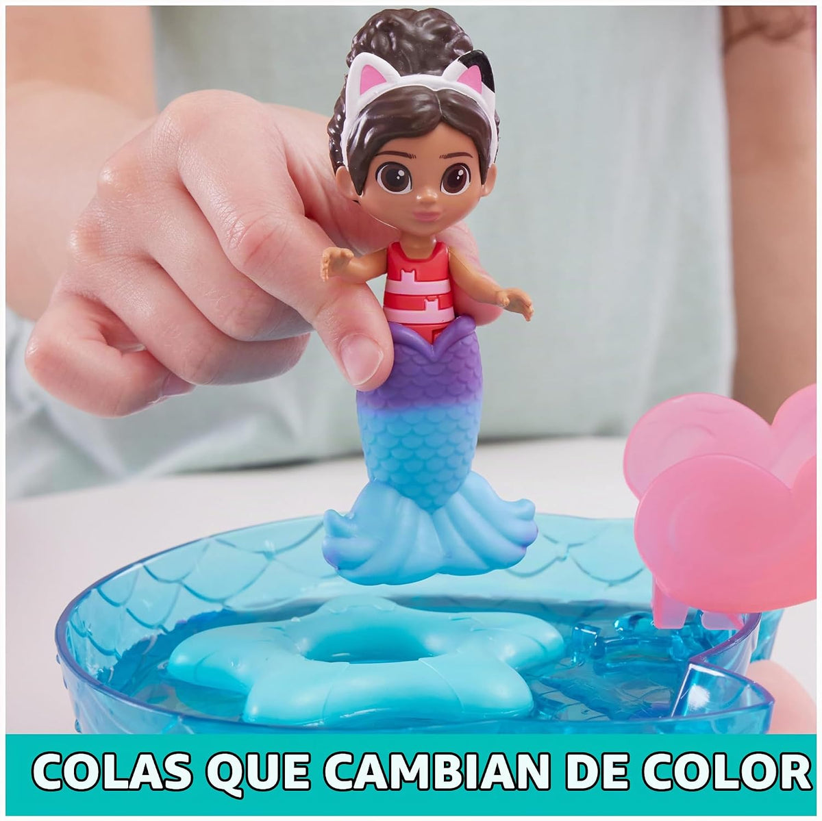 Gabby´s Dollhouse, Alberca Gatástica con Las Figuras de Gabby y Gatirena, Colas de Sirena Que cambian de Color y Accesorios de Piscina