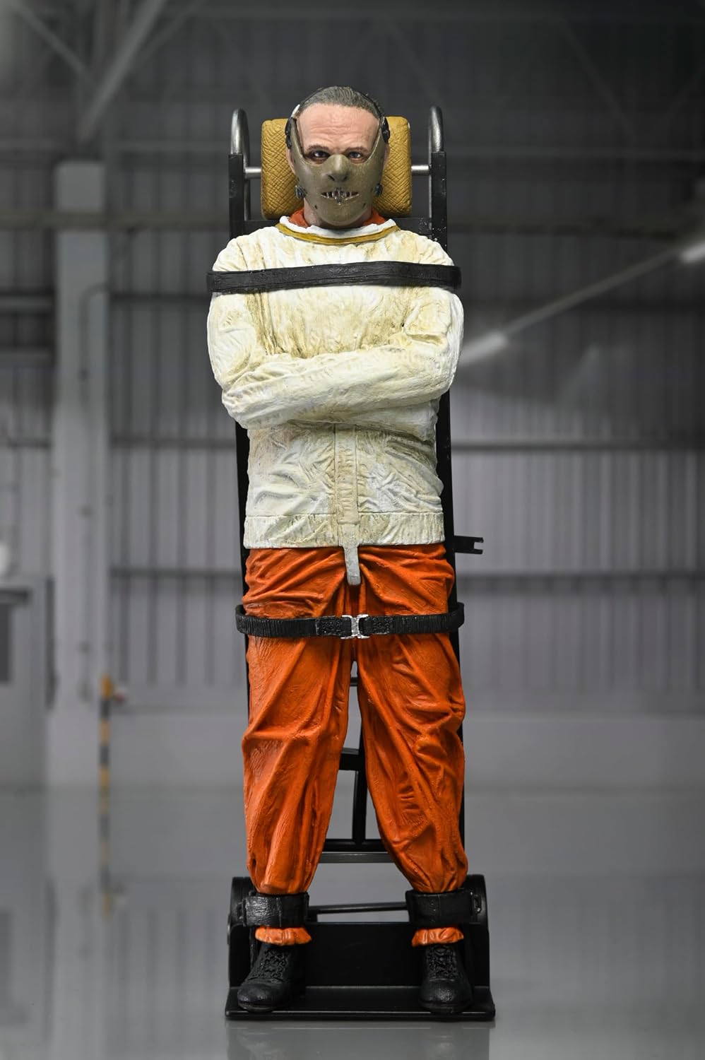NECA - Silence of The Lambs - Figura de acción a Escala de 7 Pulgadas - Dr. Hannibal Lecter (Enmascarado)