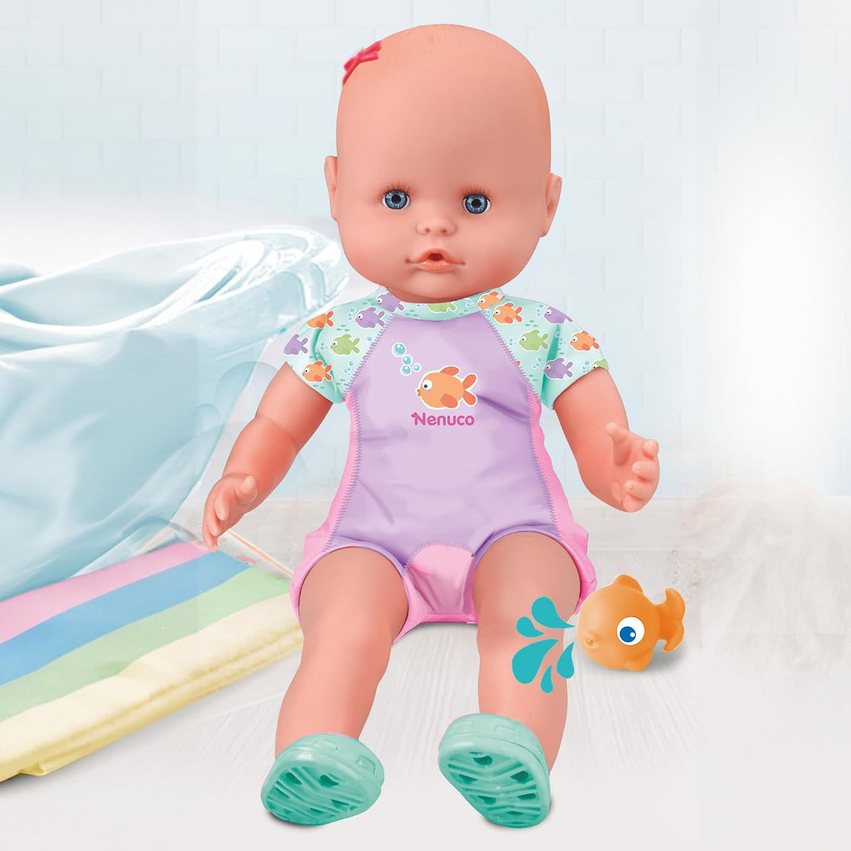 Nenuco Mi Primer baño, una muñeca Suave con Cuerpo Impermeable, se Puede Llevar en la bañera, la Piscina y el mar. Incluye Traje de baño y un pez pequeño Que se coloca en el Agua