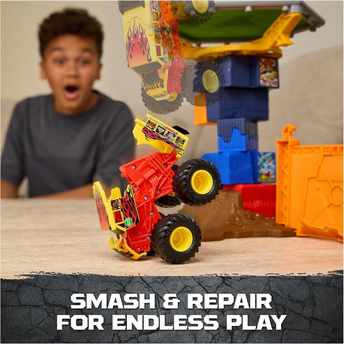Pista Monster Jam Smash & Bash Crash Course con Lanzador, camioneta Monster Truck Exclusiva 1:64, Torre de obstáculos de 16 Pulgadas con trampolín, Juguete para niños y niñas de 3 años en adelante