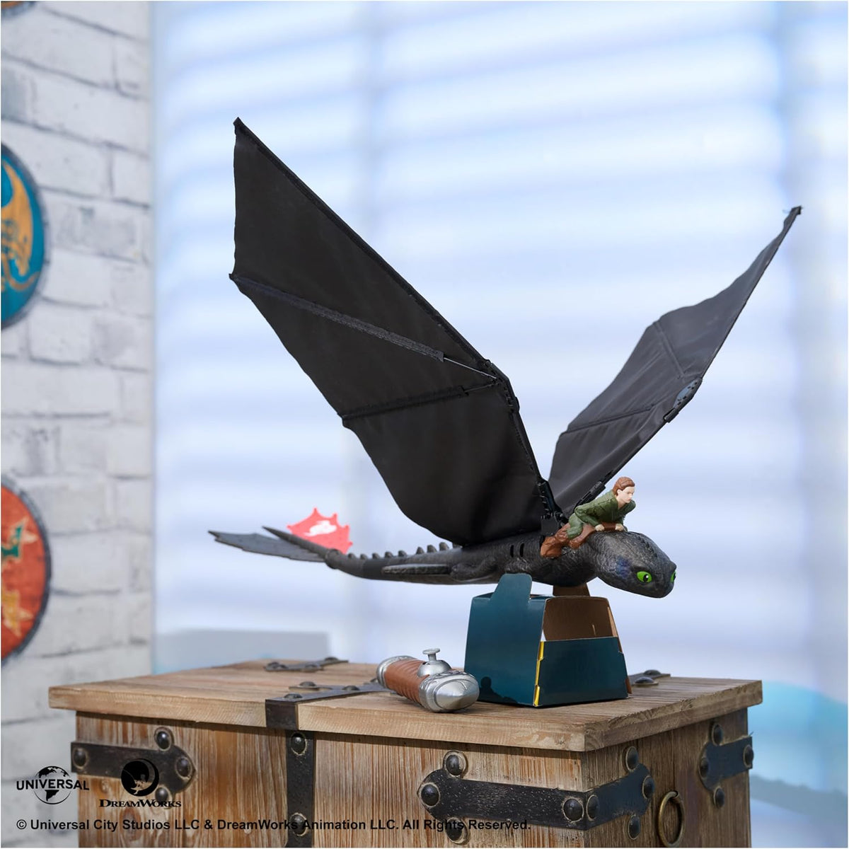 DreamWorks Dragons, como Entrenar a tu Dragon, Chimuelo Volador por Control Remoto con alas Que aletean y Cola Ajustable, Juguetes de Dragones para niños a Partir de 4 años