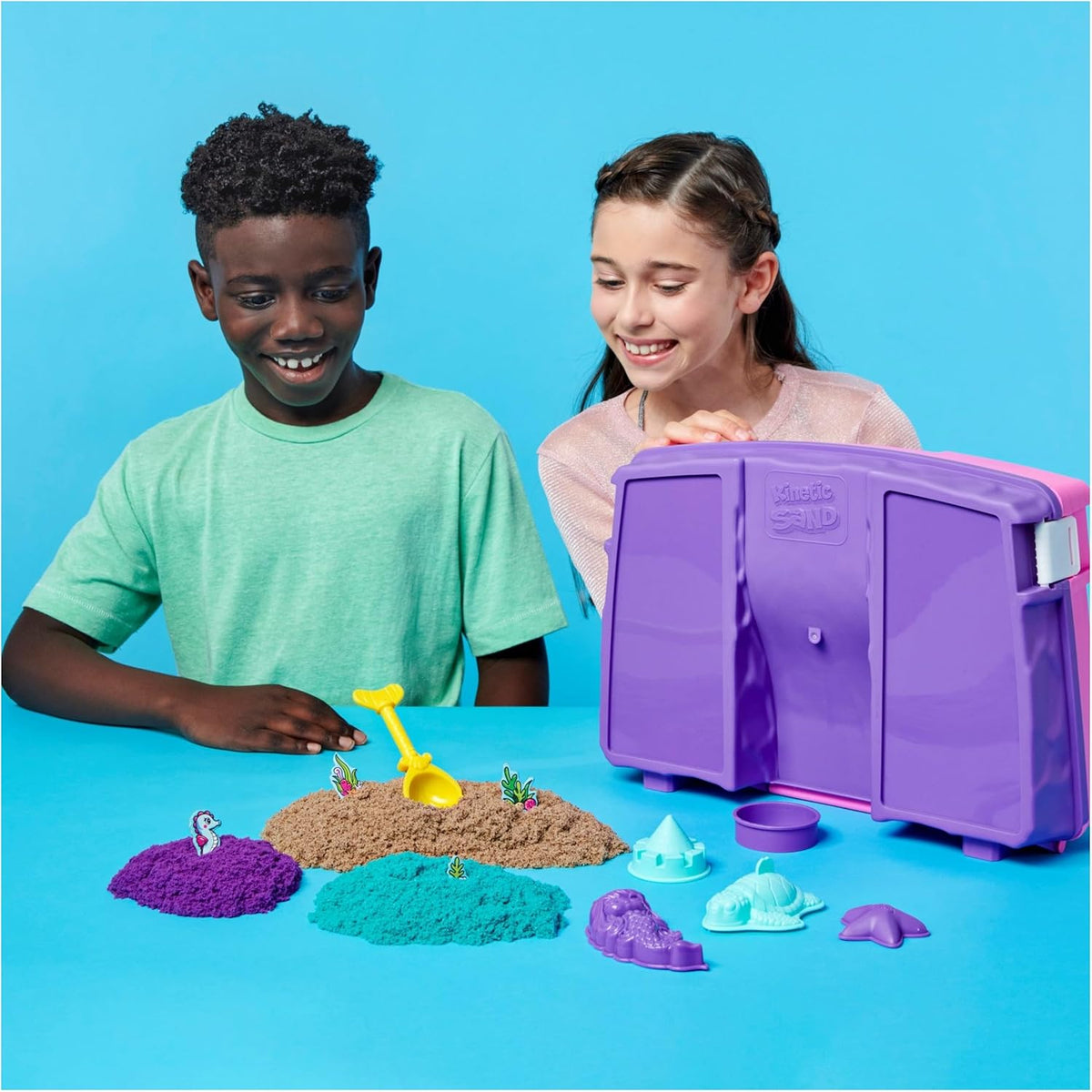 Kinetic Sand, Set Palacio de la Sirena, 934 g de Arena Que Brilla (Morado, Turquesa y Arena de Playa), arenero Plegable Reutilizable y Herramientas, Juguetes sensoriales para niños a Partir de 3 años