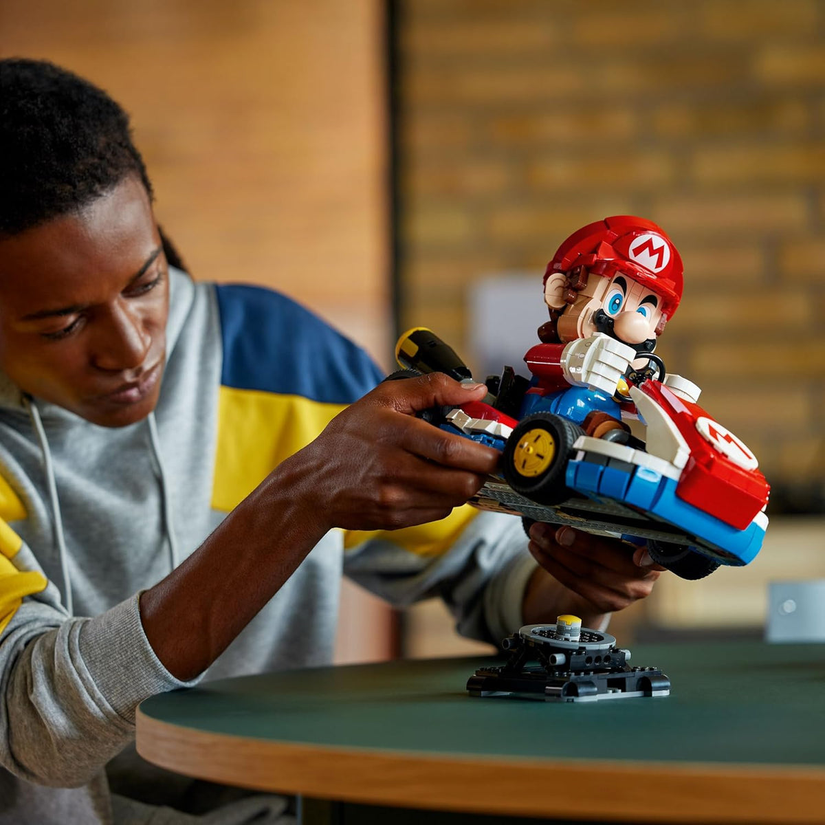 LEGO Super Mario : Mario Kart : Mario y Kart estándar Regalo Coleccionable para Adultos, Figura para Construir Nintendo, Modelo de Exhibición del Icónico Vehículo para Fans 72037