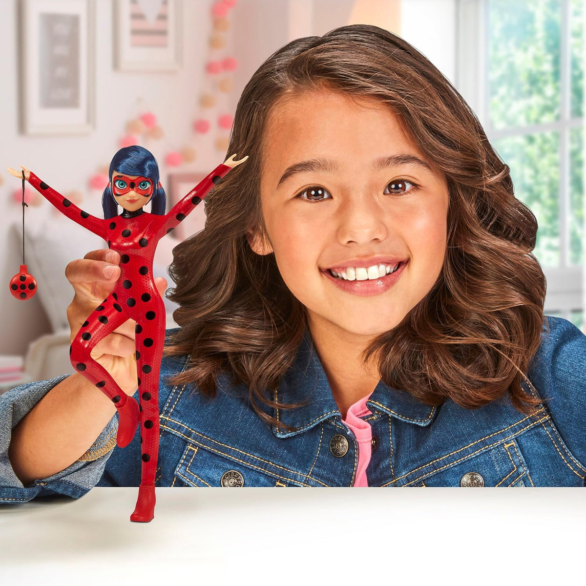 BANDAI Miraculous Ladybug and Cat Noir Toys Catarina Fashion Doll | Muñeca articulada de Catarina de 26 cm con Accesorios Kwami | Figura de Catarina de superhéroe Adolescente | Gama de muñecas
