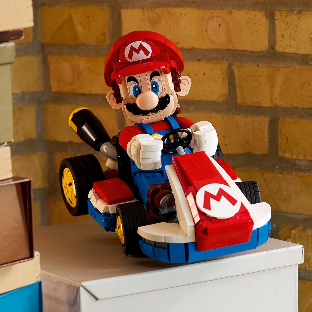 LEGO Super Mario : Mario Kart : Mario y Kart estándar Regalo Coleccionable para Adultos, Figura para Construir Nintendo, Modelo de Exhibición del Icónico Vehículo para Fans 72037