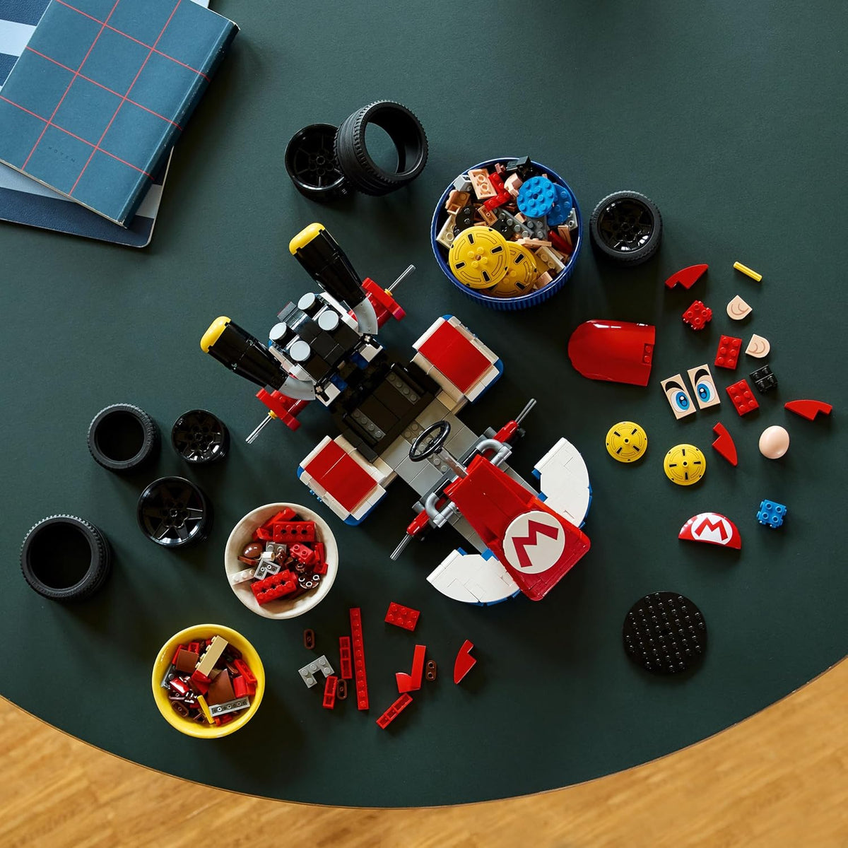 LEGO Super Mario : Mario Kart : Mario y Kart estándar Regalo Coleccionable para Adultos, Figura para Construir Nintendo, Modelo de Exhibición del Icónico Vehículo para Fans 72037