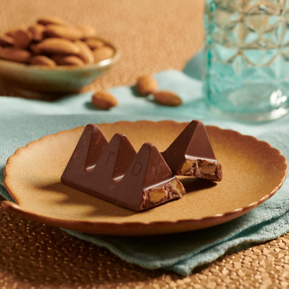 Toblerone Chocolate con Leche Suiza con Almendras Caramelizadas Saladas y Turrón de Miel y 3.52 Oz