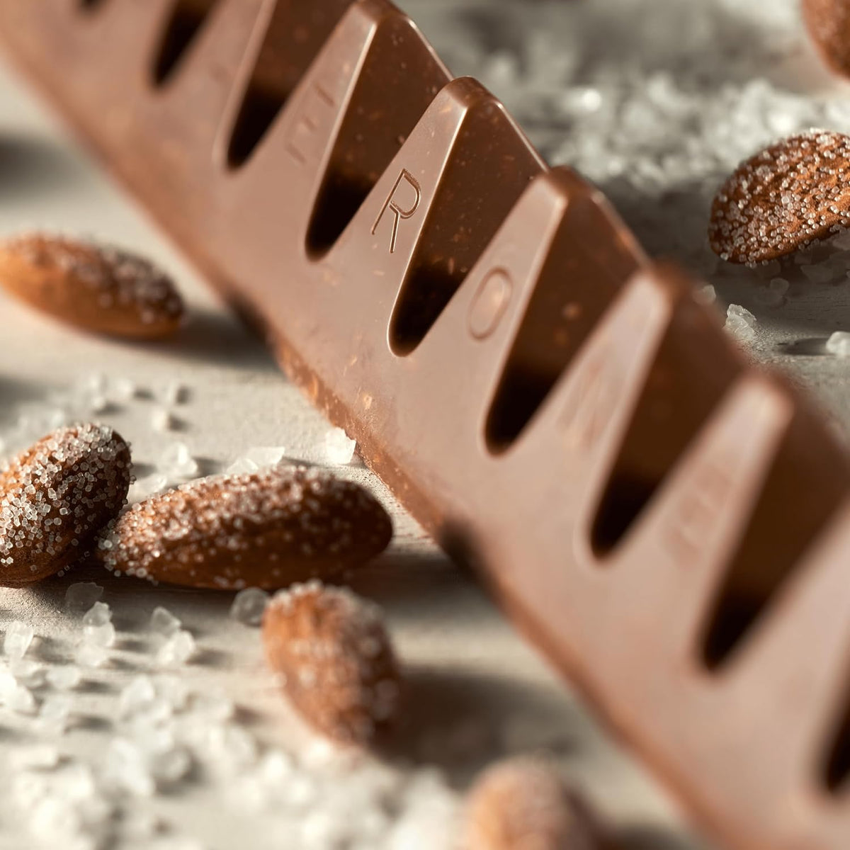 Toblerone Chocolate con Leche Suiza con Almendras Caramelizadas Saladas y Turrón de Miel y 3.52 Oz