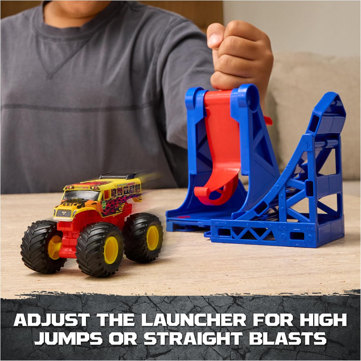 Pista Monster Jam Smash & Bash Crash Course con Lanzador, camioneta Monster Truck Exclusiva 1:64, Torre de obstáculos de 16 Pulgadas con trampolín, Juguete para niños y niñas de 3 años en adelante