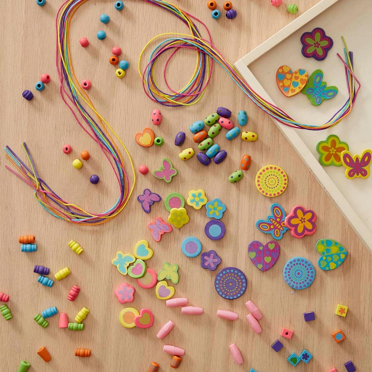 Melissa & Doug Juego Deluxe de Bouquet de Cuentas, Juguete de Madera, Artes y Manualidades, Práctica Bandeja de Madera, 220 Cuentas y 8 Cordones